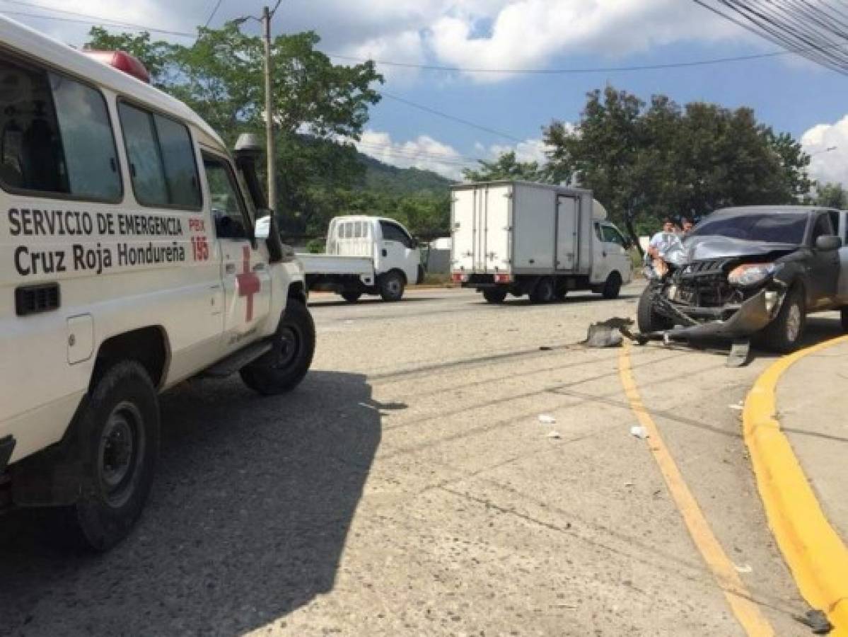 Choque entre pick up y busito deja cinco personas heridas en San Pedro Sula