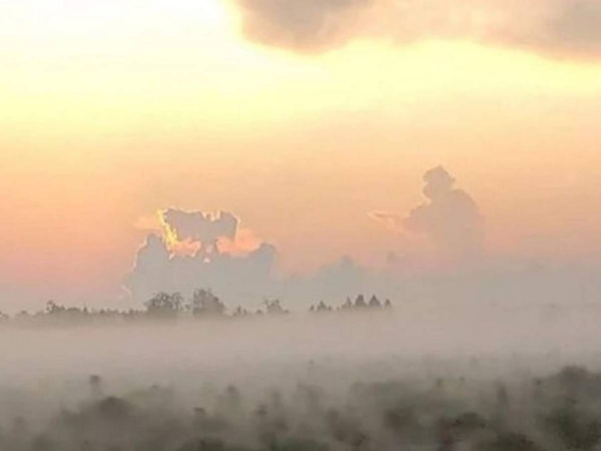 Impactante foto de ángel y bombero en el cielo en aniversario del 11-S