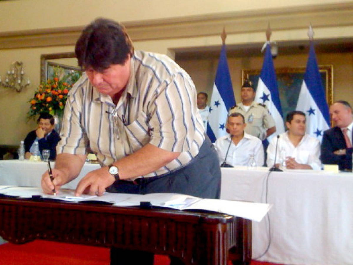 Gobierno, empresarios y obreros de Honduras firman el Gran Acuerdo Nacional