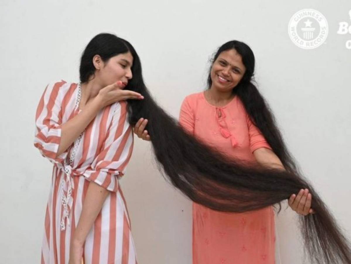 12 años después, joven se corta su cabello, el más largo del mundo