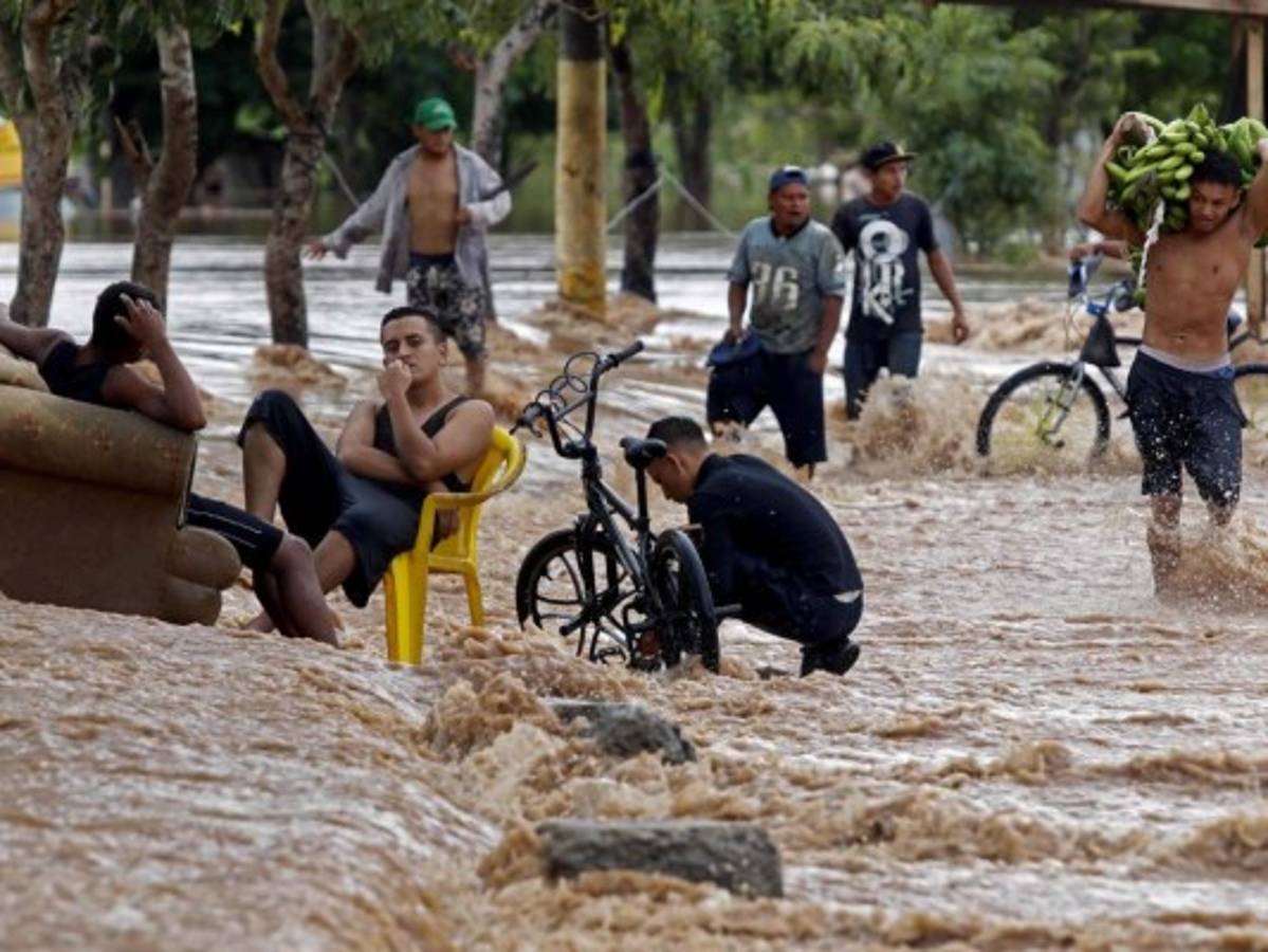 Jóvenes pusieron en peligro sus vidas al caminar por los lugares afectados.