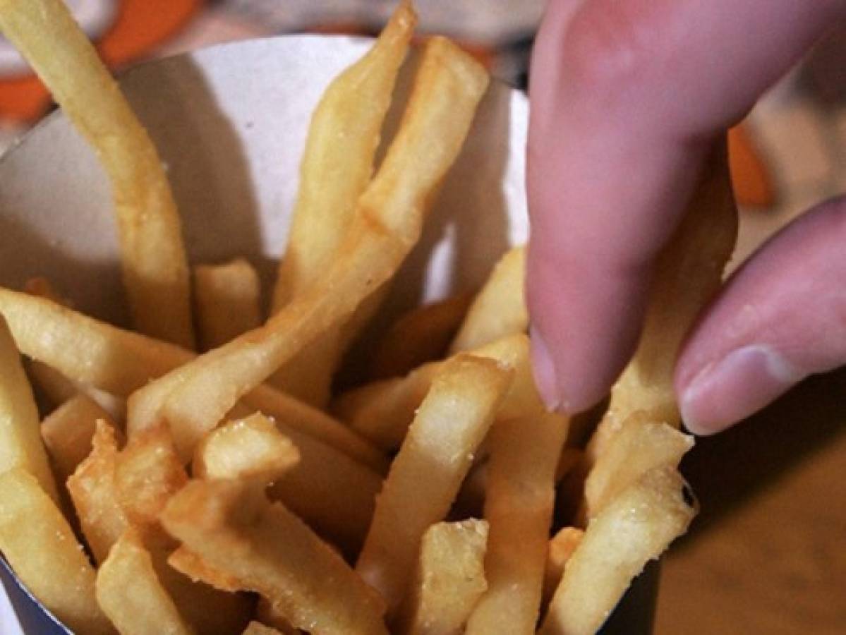 Adolescente quedó casi ciego por alimentarse solo con papas fritas