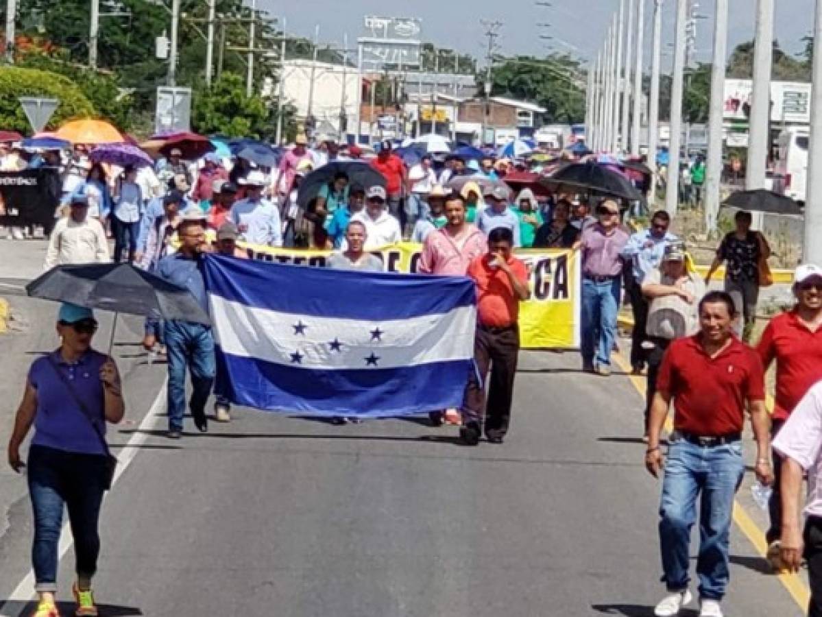 Las atenciones tanto en el sector salud como educativo se desarrollan este miércoles a medias debido a las protestas.