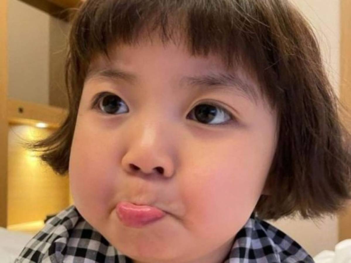 Padres de niña coreana planean demandar a quienes usen sus memes y stickers