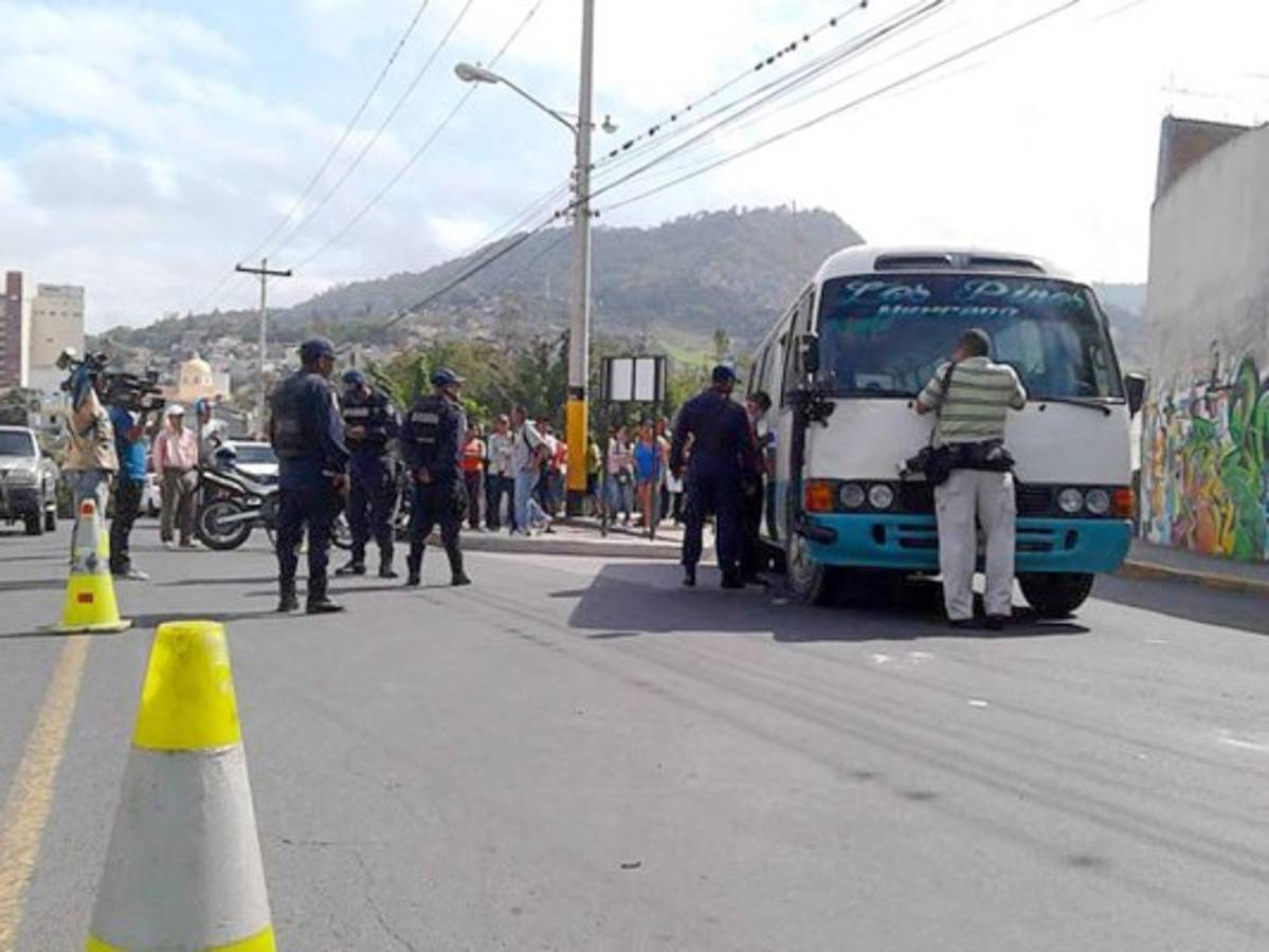 Pasajero frustra asalto y acribilla a delincuente