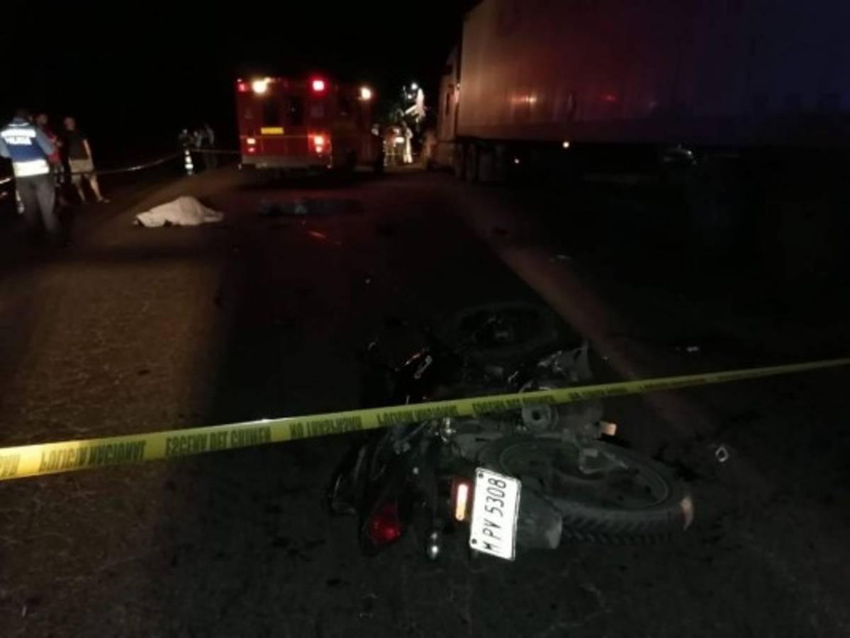 Dos jóvenes motociclistas mueren tras impactar contra una rastra en Tela, Atlántida
