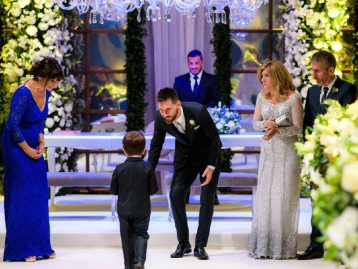 Esta es la imagen que está llenando de dulzura las redes sociales con cientos de comentarios. Thiago en la boda de sus padres Leo Messi y Antonella Rocuzzo. (Foto: AFP)