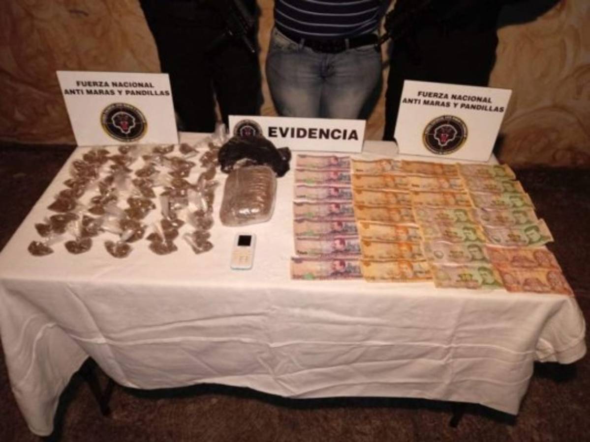 Momento en que las autoridades policiales mostraban la evidencia en contra de 'La reina del sur'. Foto: Cortesía