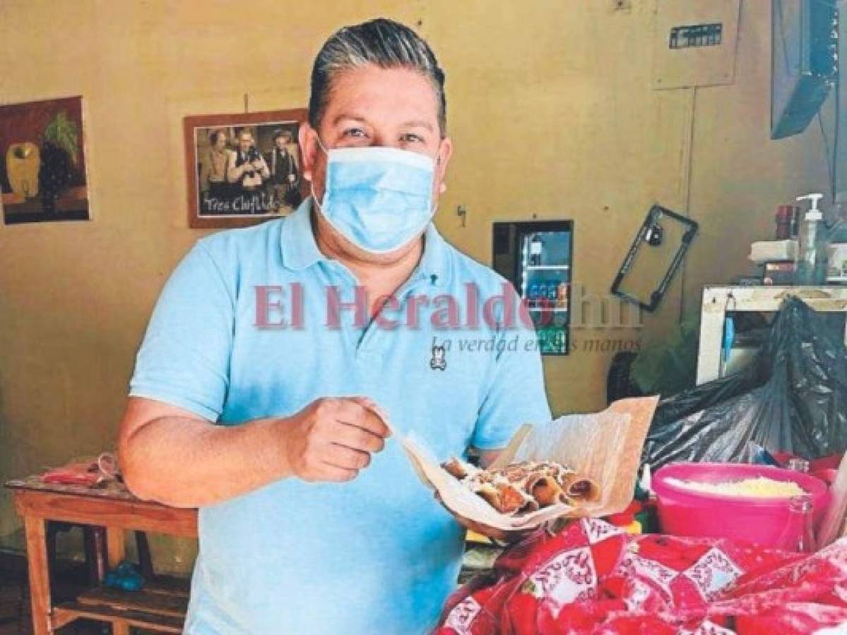 Daniel Torres: Siguió el legado de su suegro y junto a su hijo atienden un negocio de tacos que lleva más de 40 años operando en el Obelisco.