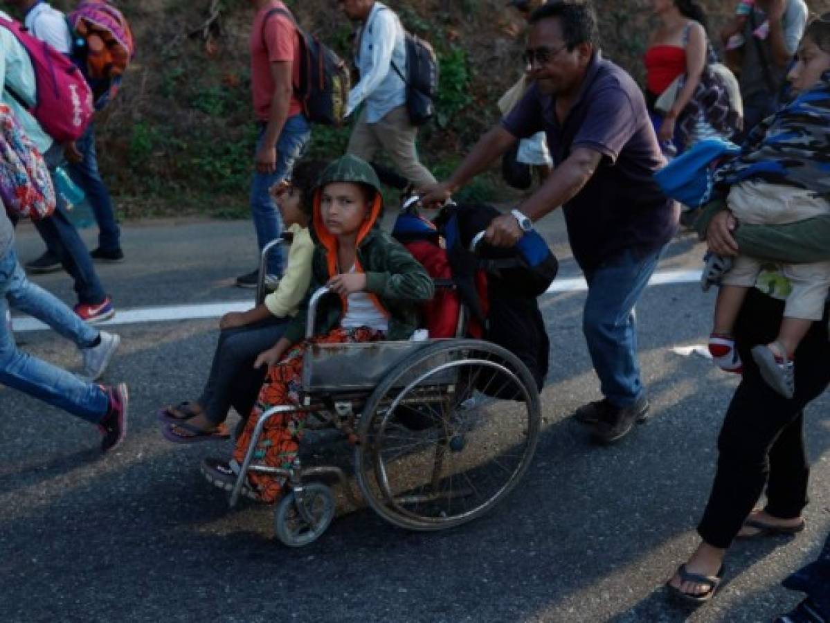 Falta de ayuda frustra a migrantes centroamericanos que viajan en caravana por México  