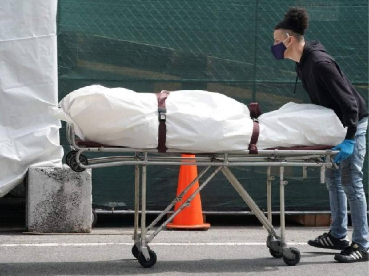 Fotografía tomada en la ciudad de Nueva York, cuando los hospitales tuvieron que instalar morgues improvisadas para poder despejar las salas de covid-19.