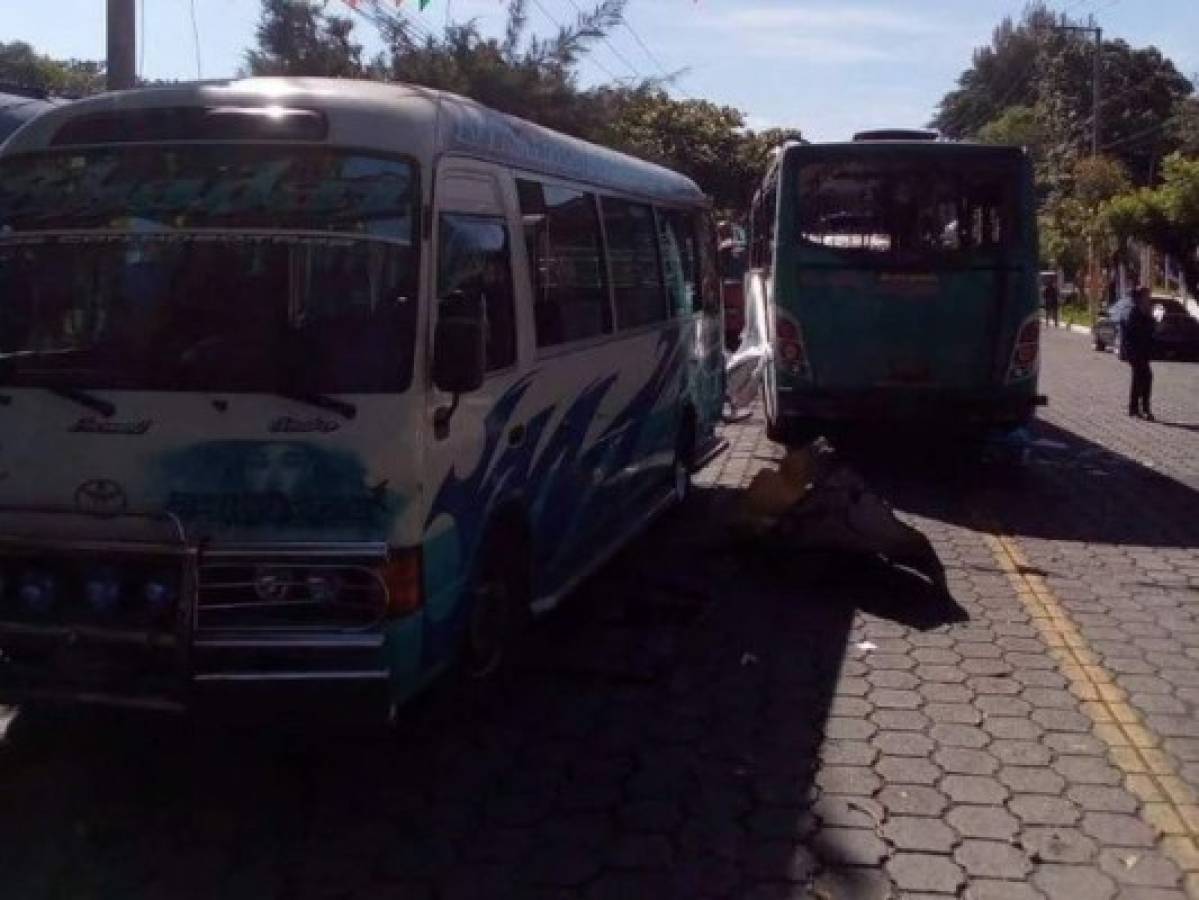 Personas que circulaban a bordo de este bus resultaron lesionadas. Foto Cuerpo de Bomberos