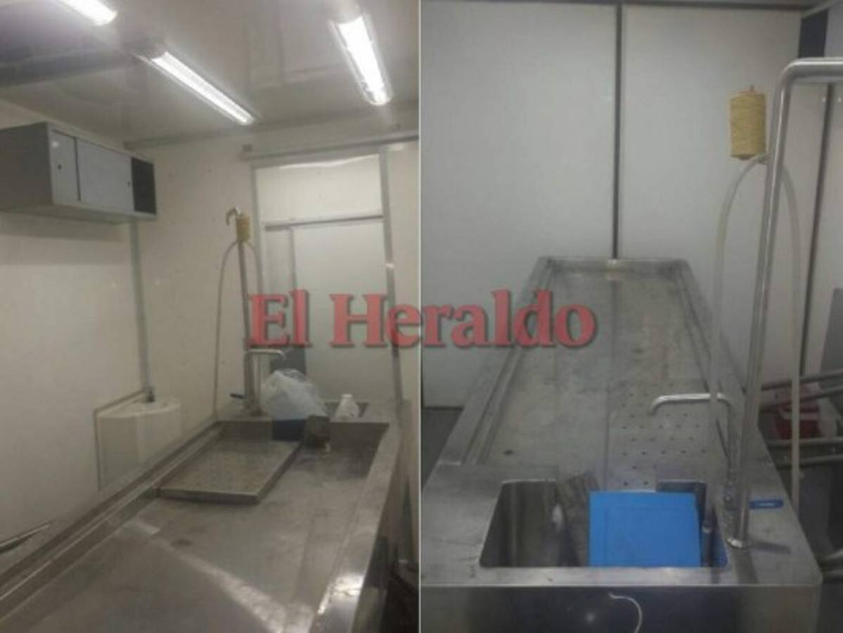 Las unidades de necropsia móviles están equipadas con escritorios, camillas, sillas plegables, mesas de disección de cadáveres y lámparas metálicas.