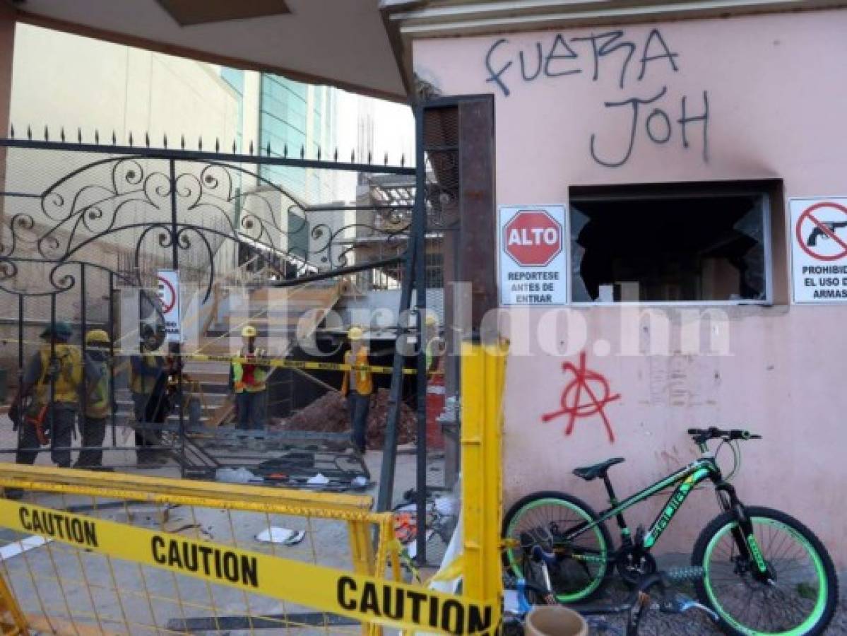 Limpian los escombros y reparan daños en edificios dañados por miembros de la Alianza en la capital de Honduras   