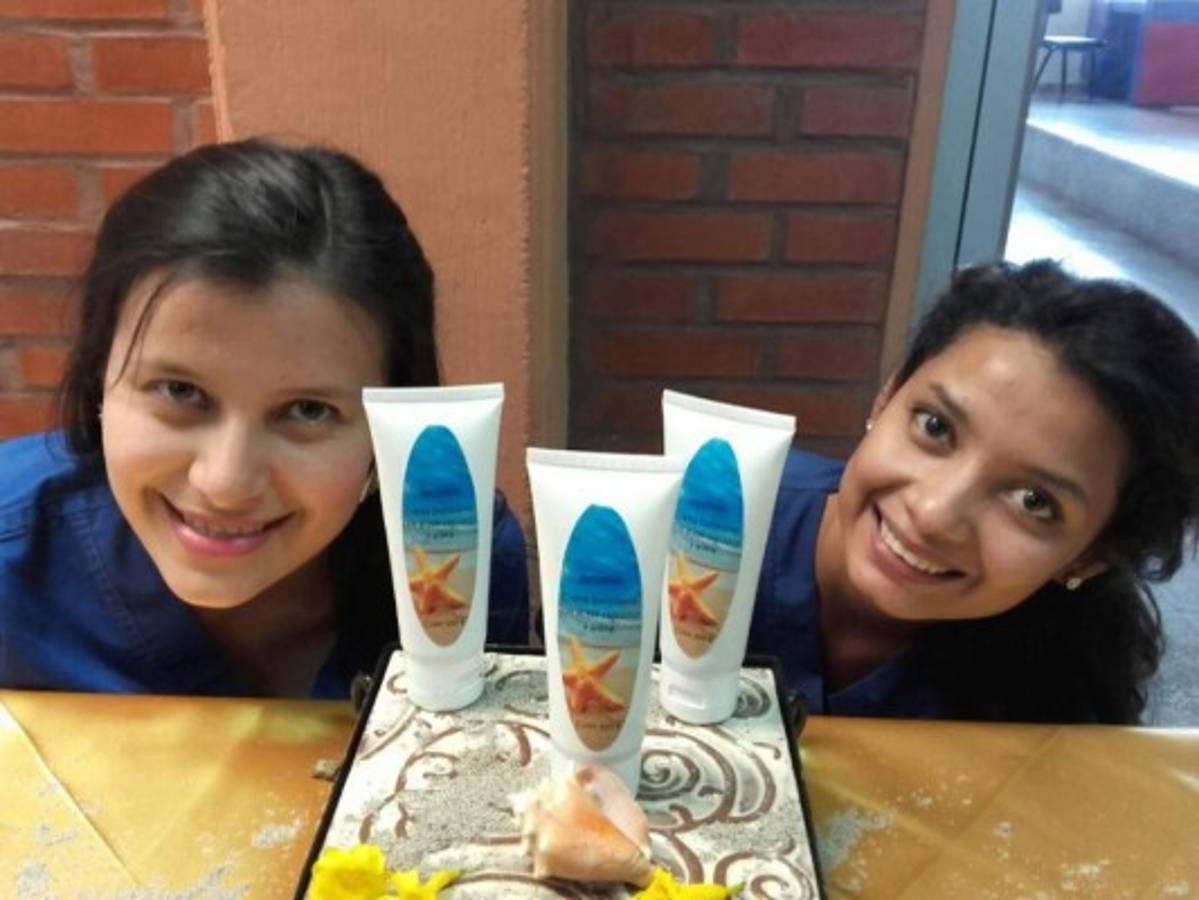 Universitarios de Química y Farmacia realizan feria de productos propios