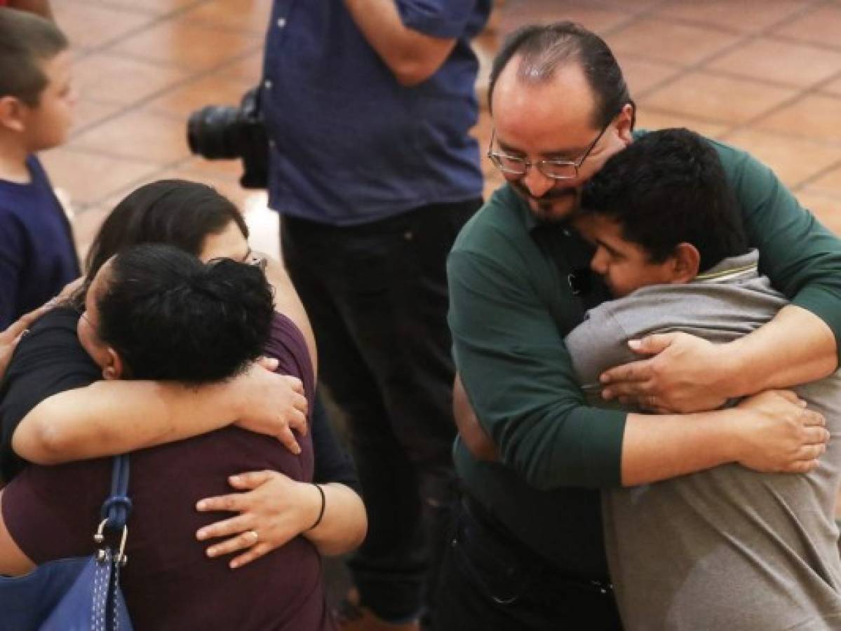 La gente se abraza en la Iglesia de San Pío X en una vigilia por las víctimas después de un tiroteo masivo que dejó al menos 20 muertos el 3 de agosto de 2019 en El Paso, Texas. Foto: Agencia AFP.