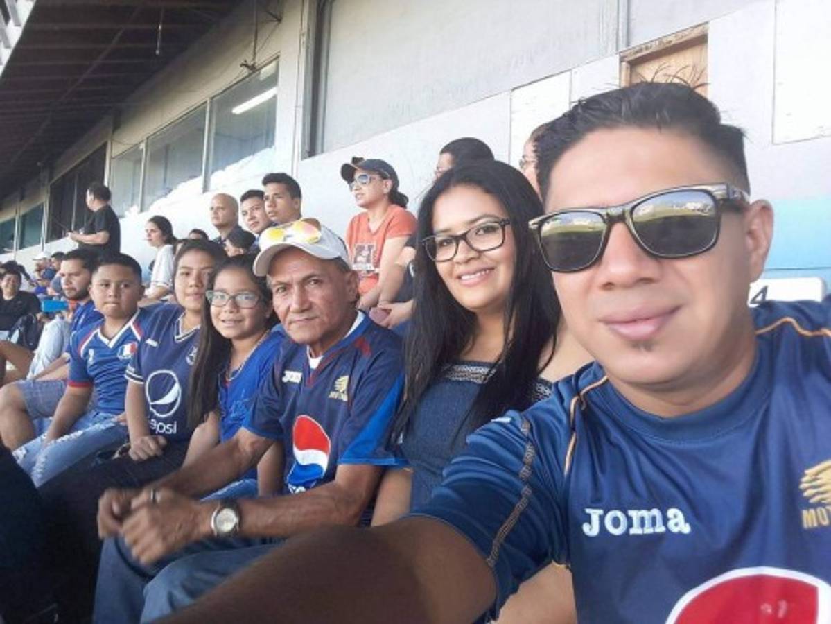 Hondureño le propone matrimonio a su novia durante partido de fútbol