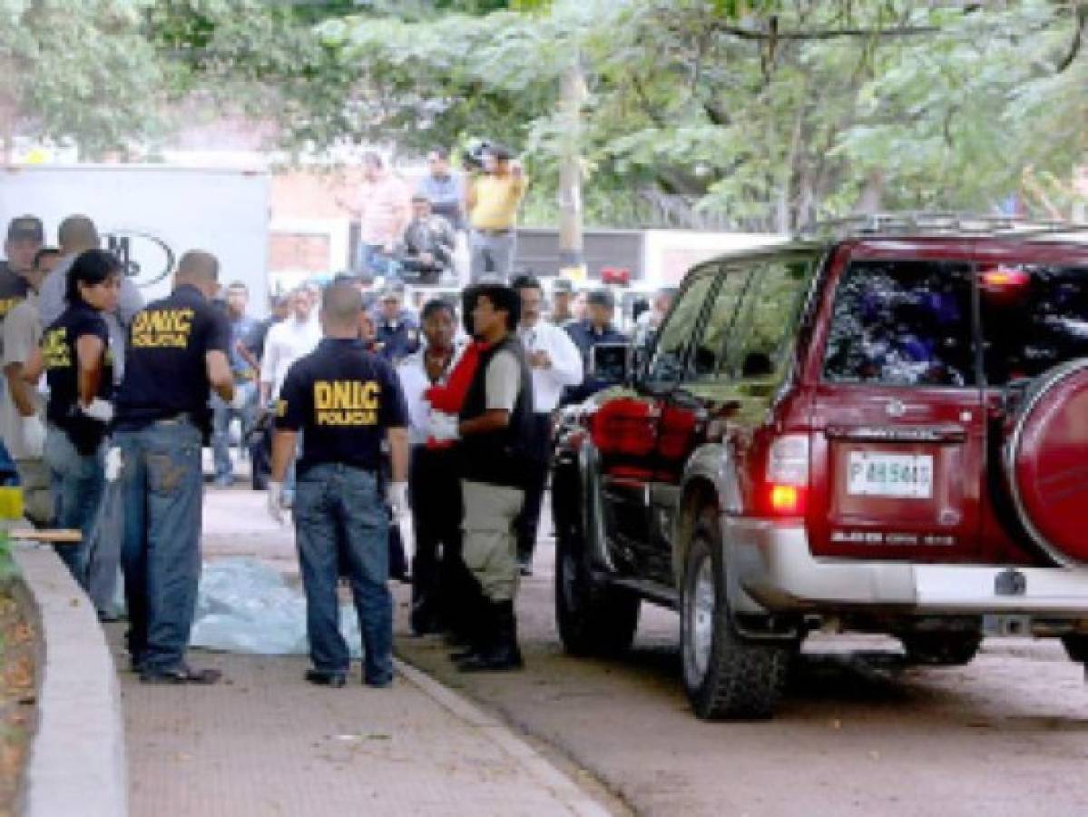 Varios casquillos de bala quedaron en la escena del crimen, donde se registró el asesinato de Julián González Irías.