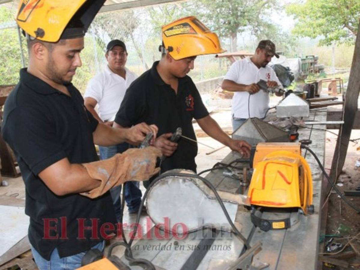 Bonilla genera cinco empleos y fabrica cada pieza de las máquinas.