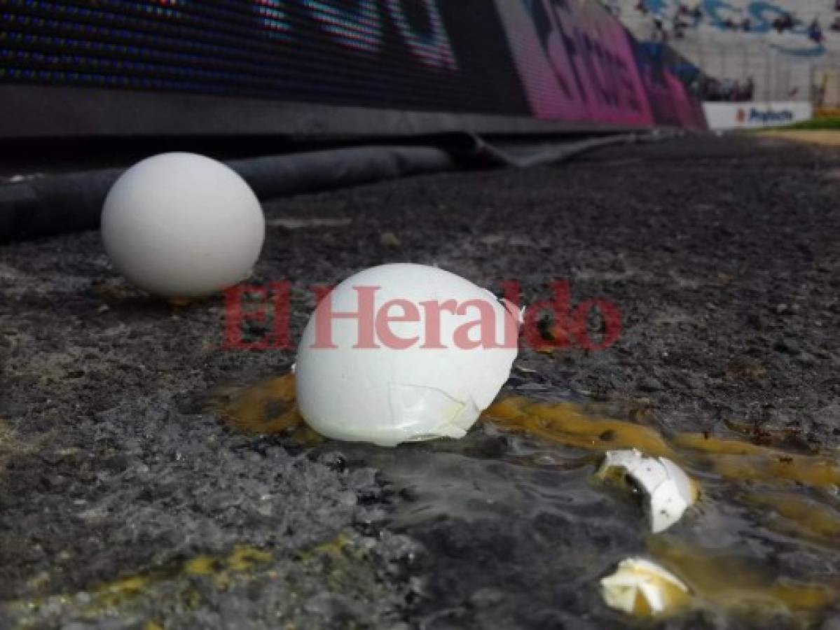 ¿Por qué le lanzaron huevos a los jugadores de Olimpia en la cancha del estadio Nacional?