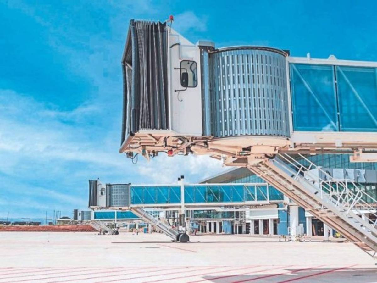 Mangas del Aeropuerto Internacional de Palmerola que inicia operaciones en Honduras con tecnología de primer nivel.