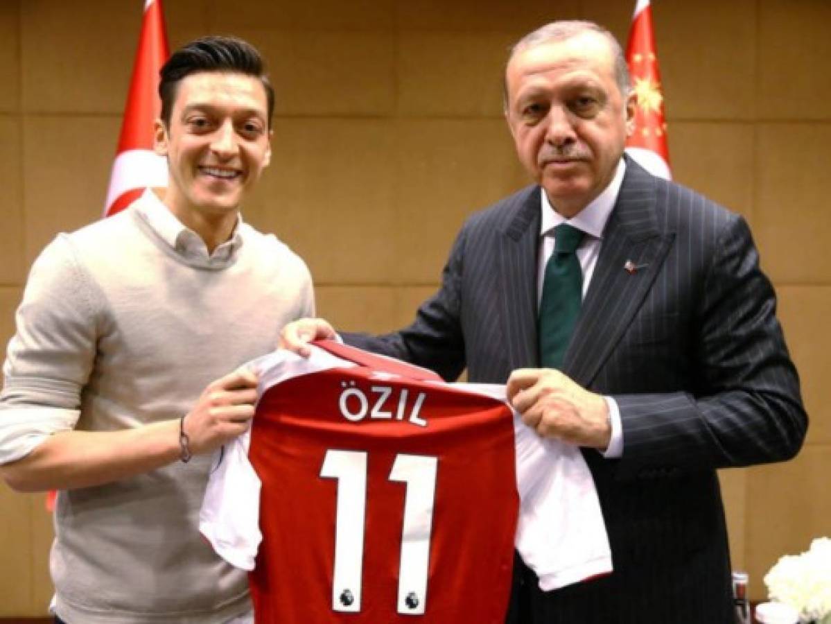 Crítican a Ozil por invitar al presidente turco Recep Tayyip Erdogan a su boda como testigo