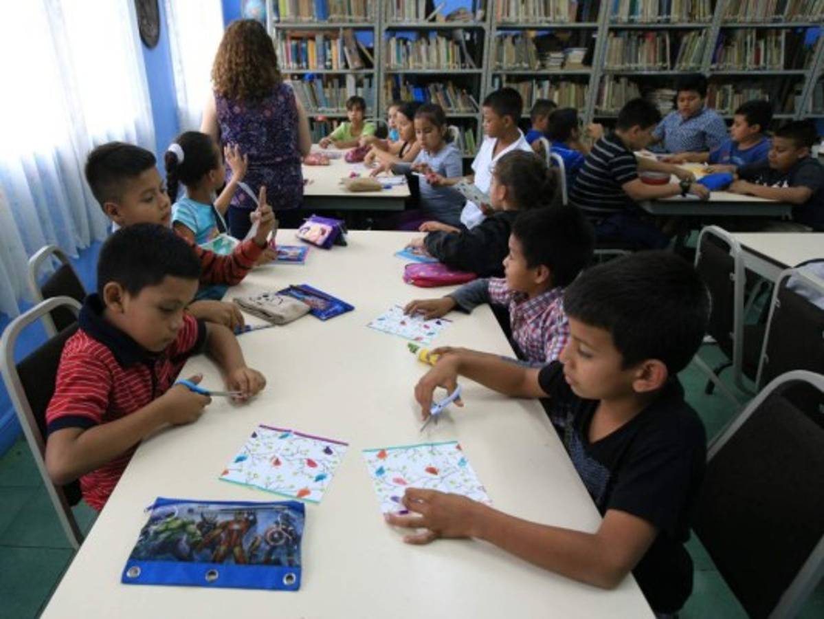 Con poesías, bailes y tarjetas los niños celebran el Día de la Madre en la capital
