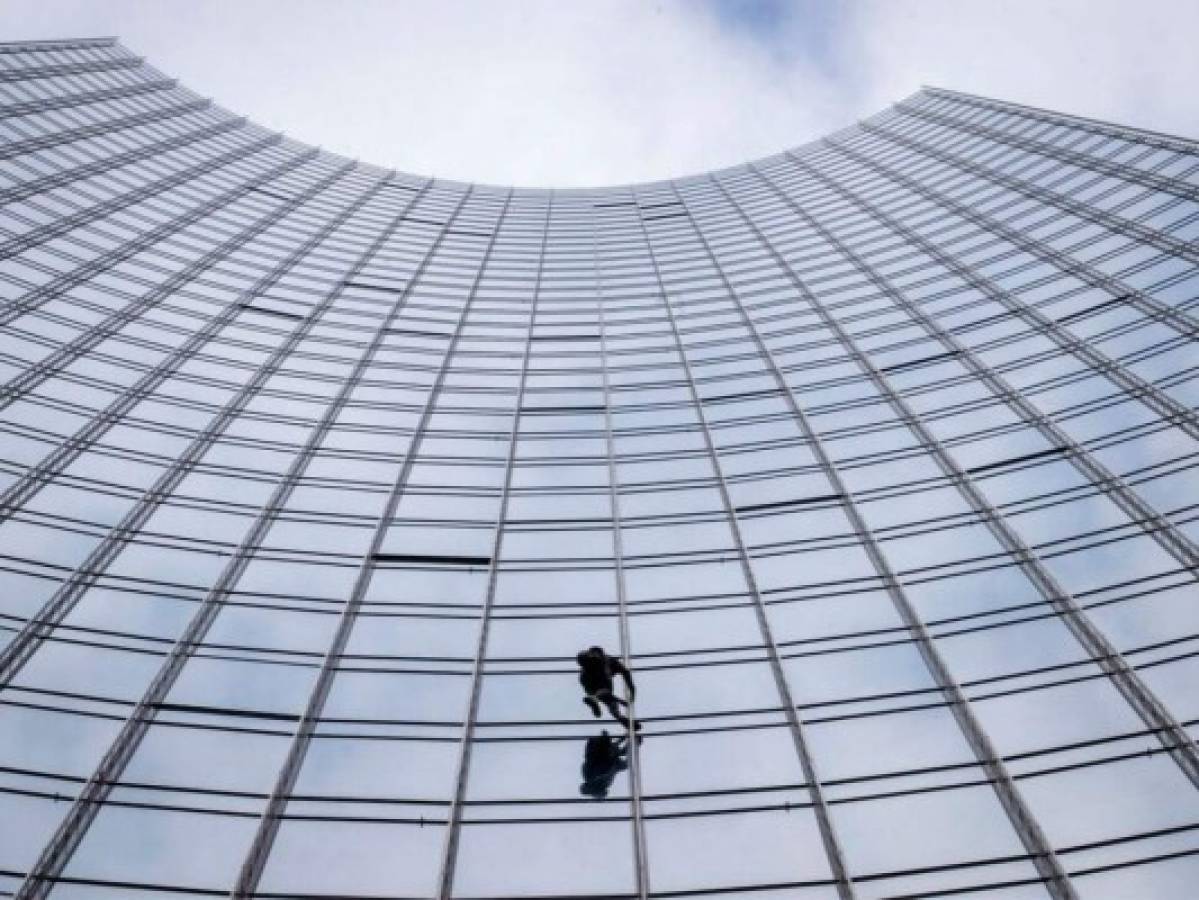 Robert ha sido multado en varias ocasiones por escalar edificios sin autorización. Foto: AP.