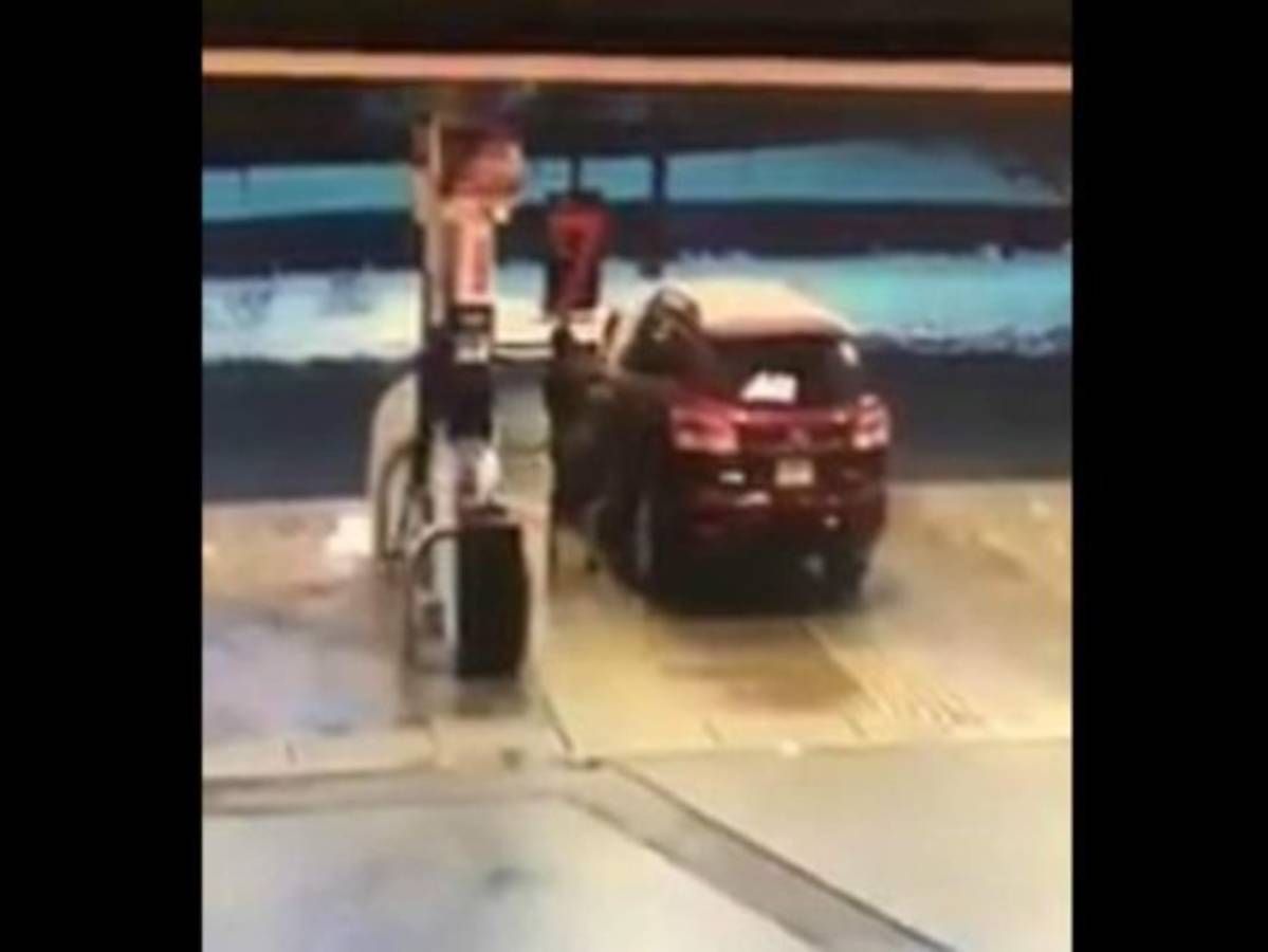 Estados Unidos: Mujer echa gasolina a ladrón de su vehículo