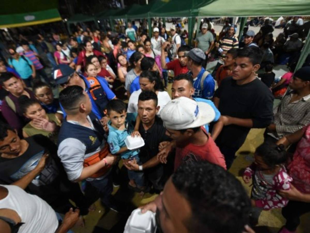 Con un brazalete en sus manos centenares de migrantes hondureños ingresaron a México