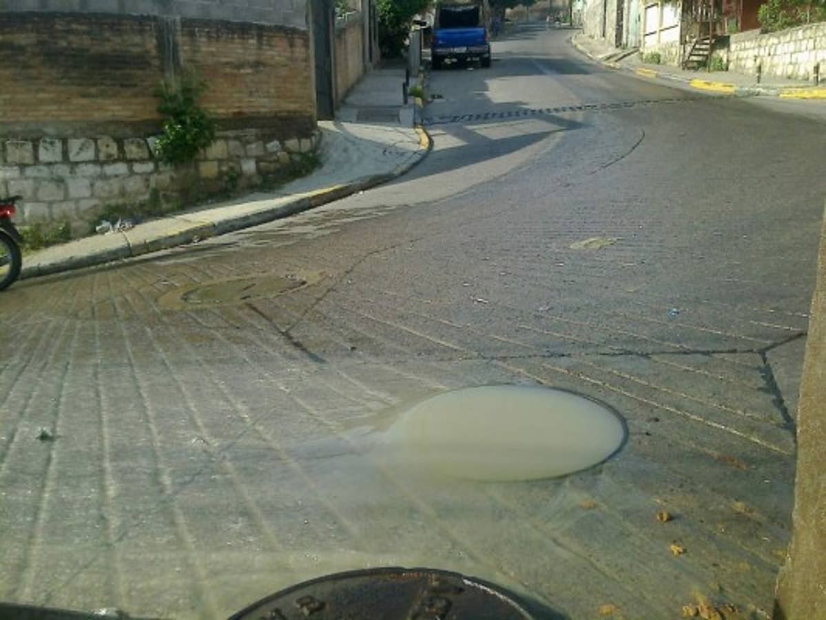 Colapsa alcantarilla en la colonia San Francisco