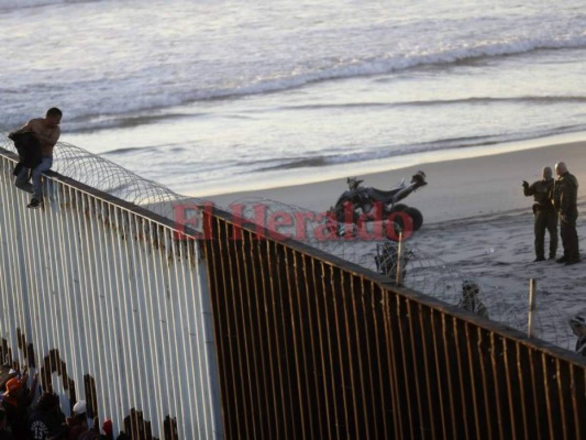 Migrantes llenan albergues en Tijuana, más viajan a frontera