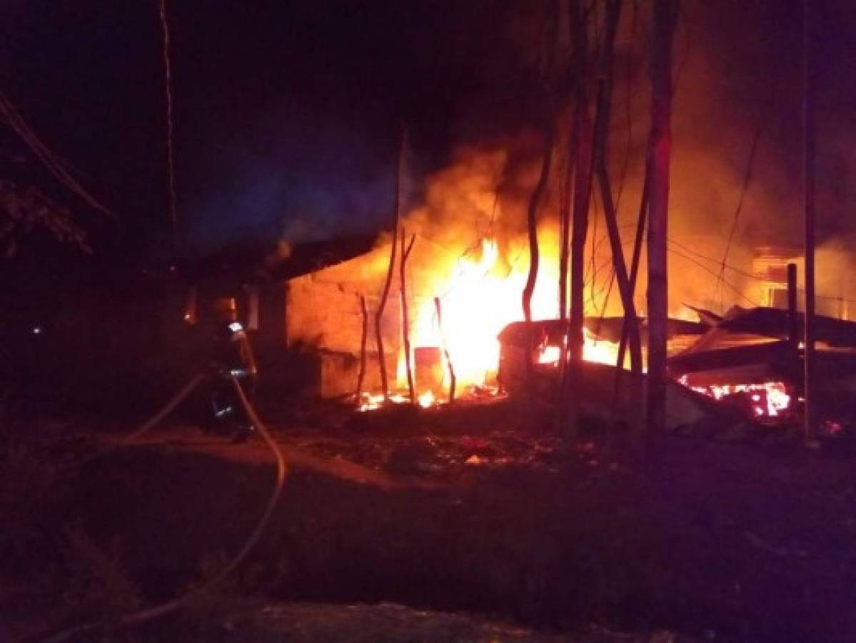 Voraz incendio reduce a cenizas dos viviendas en El Ocotillo, San Pedro Sula