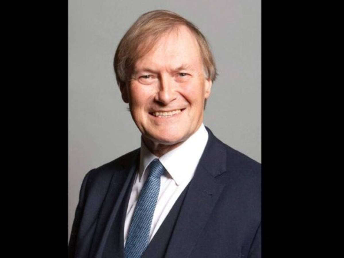 Fallece legislador británico tras ser apuñalado en iglesia  