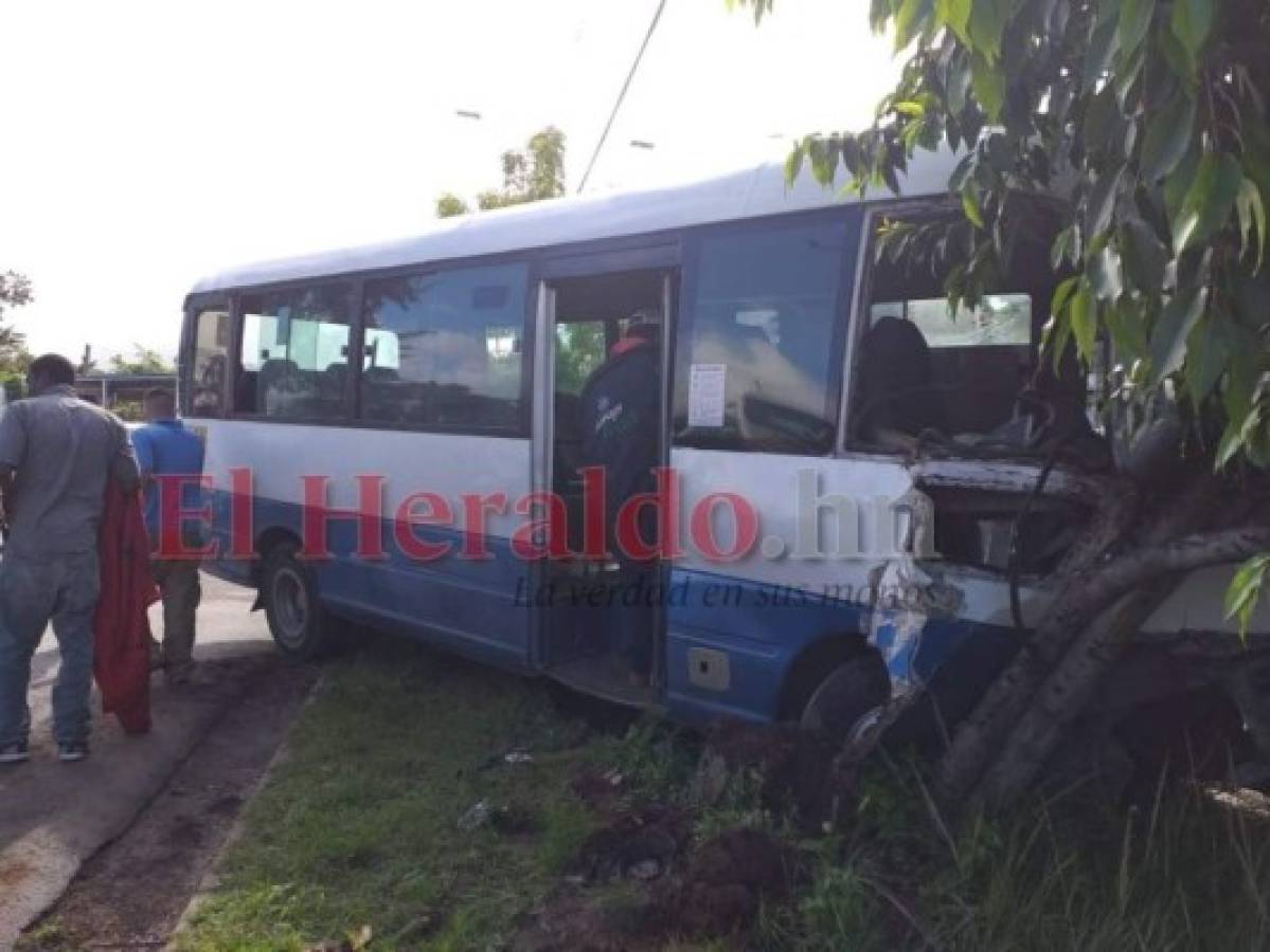 Ocupantes de un bus rapidito se salvan de morir tras aparatoso accidente en la capital