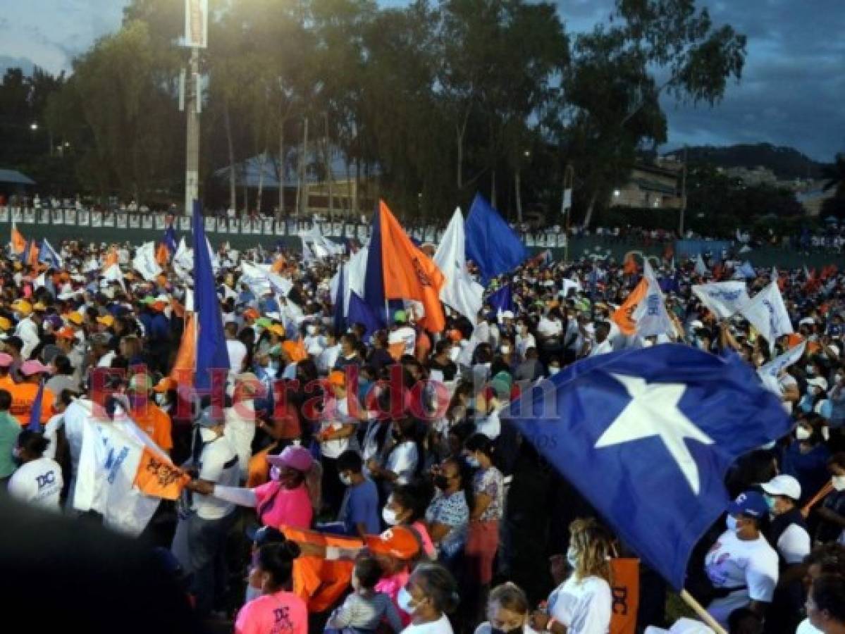 Con fuegos artificiales y masiva participación: 'Papi a la orden' cierra su campaña en la capital
