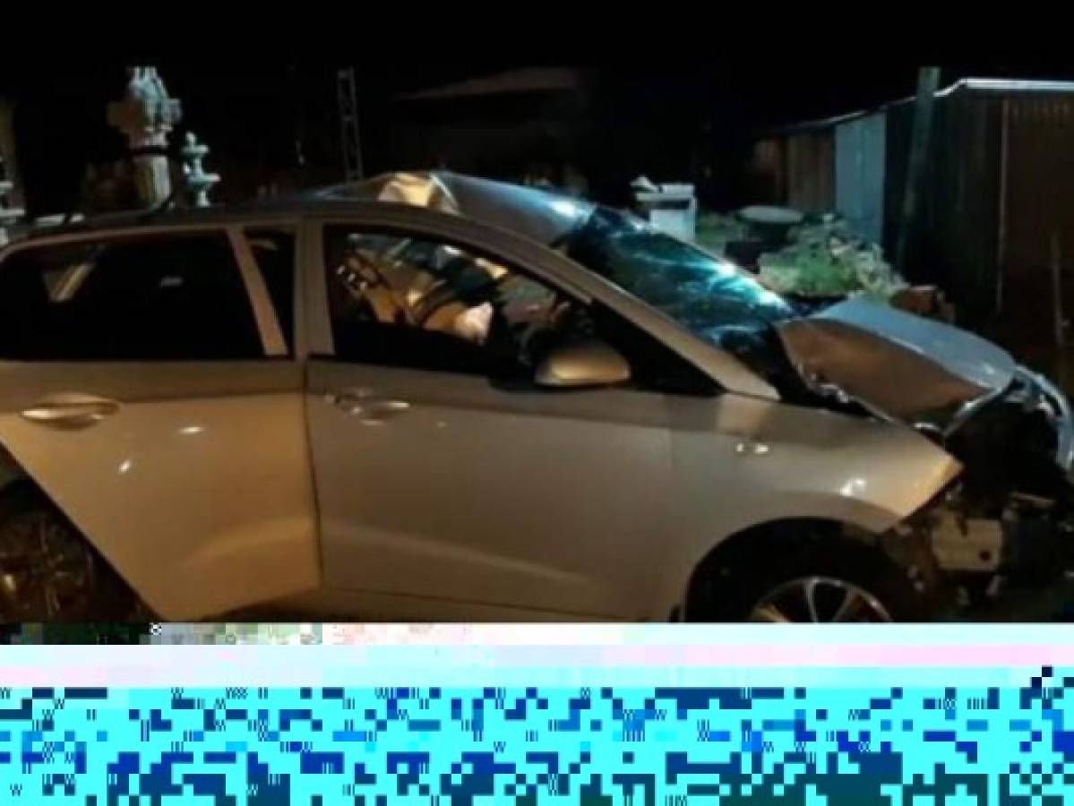 El vehículo marca Hyundai, color gris quedó con graves daños tras el choque. Foto: Cortesía