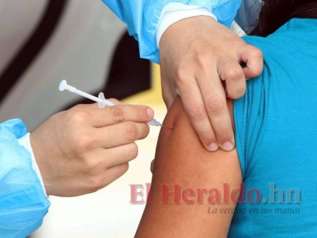 Vacunación redujo muertes por covid-19 en personal de salud