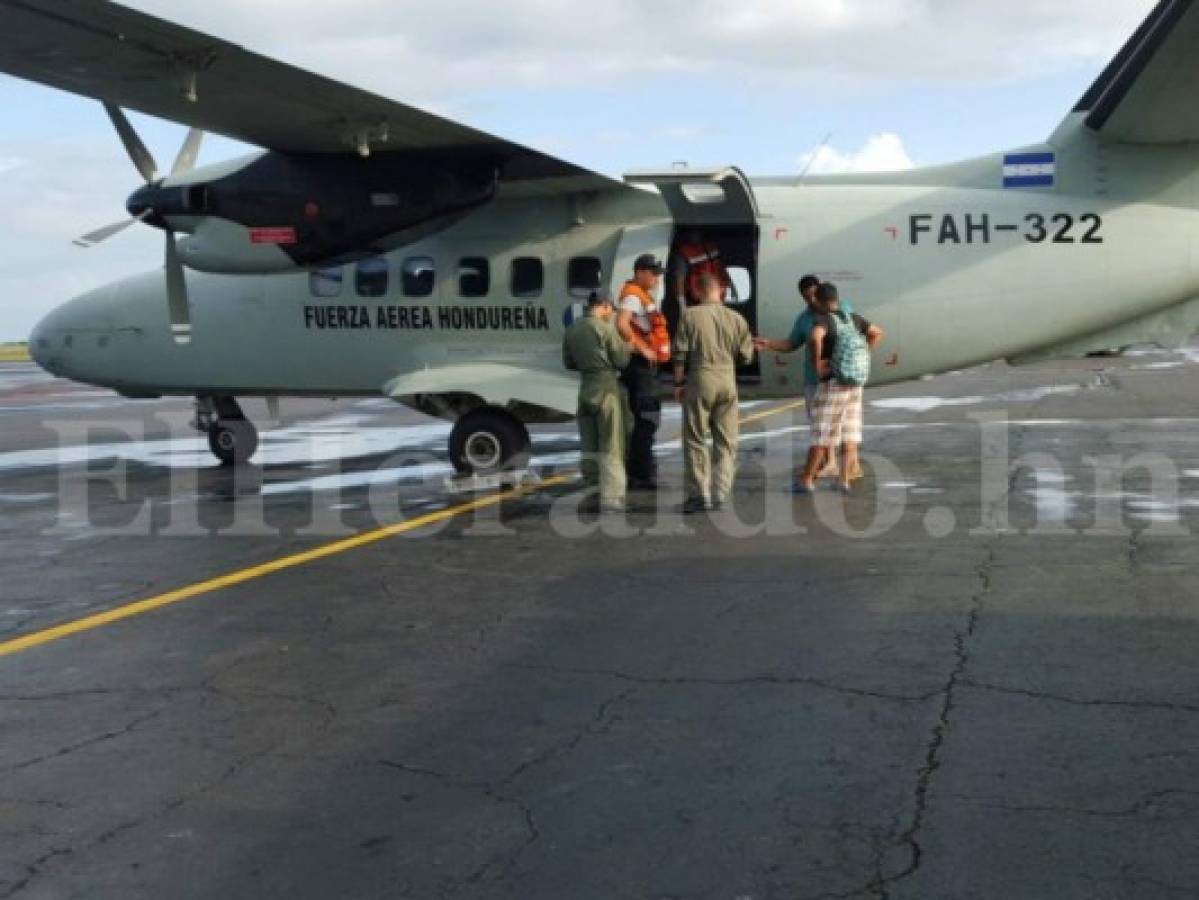 En esta aeronave de la Fuerza Aérea Hondureña (FAH) han sido trasladado los quemados en el incendente de Roatán. Foto: Cortesía Copeco.