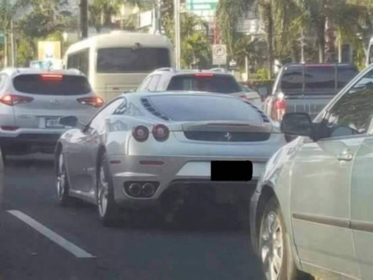 Esta es la imagen que circula en las redes sociales, de un vehículo de la marca Ferrari que circula por las calles de San Pedro Sula.