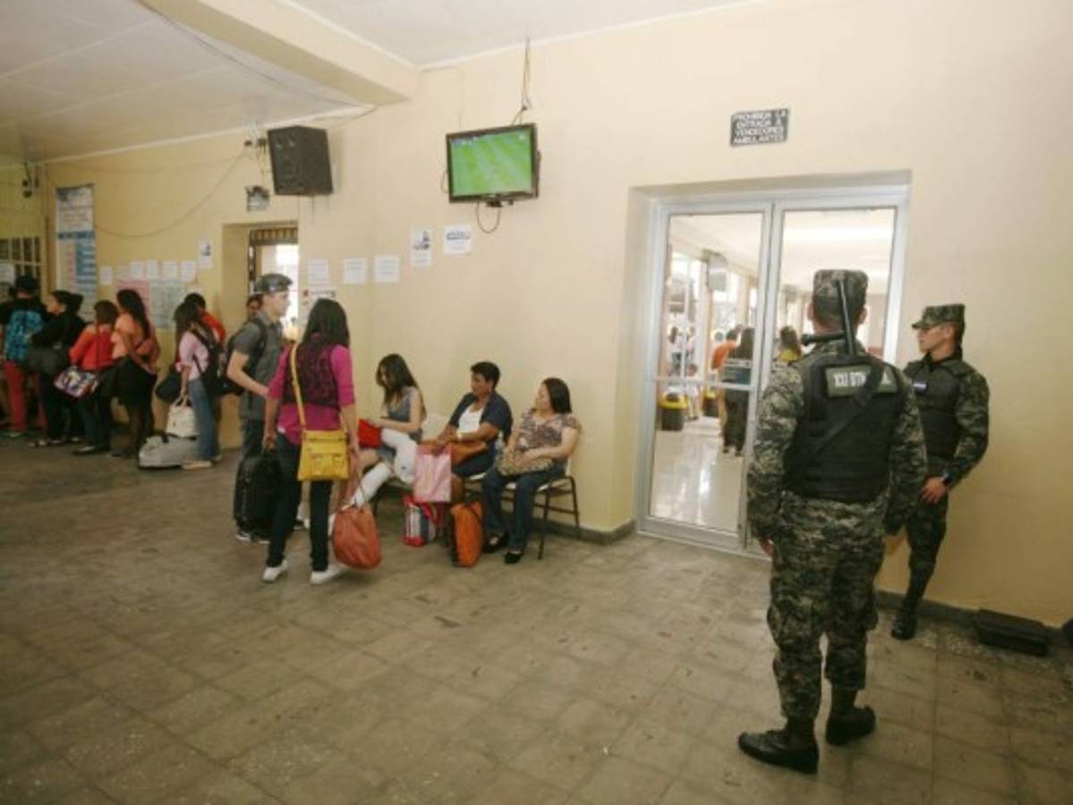 Unos 10,000 pasajeros por día esperan en terminales de la capital de Honduras