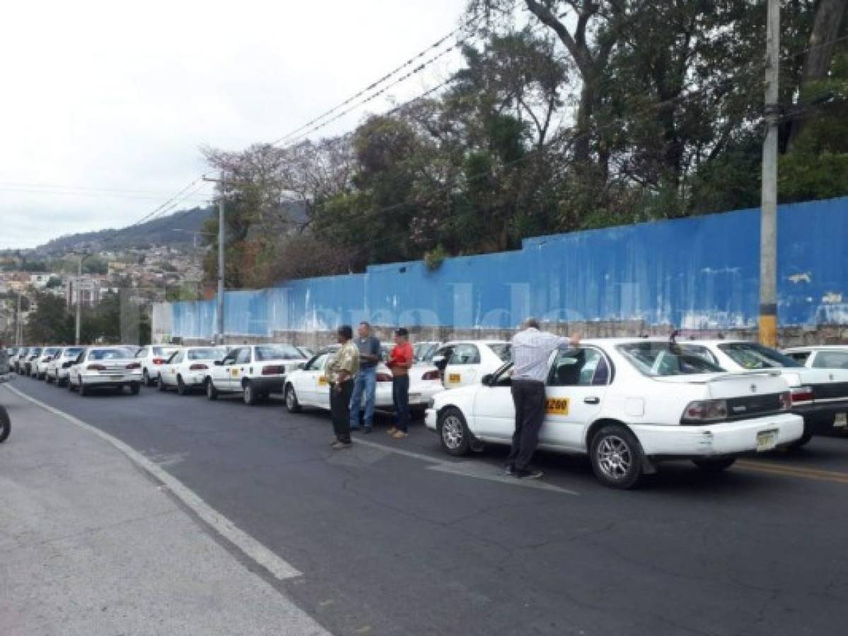 Movilización de taxistas obstaculizó el paso a inmediaciones del Congreso Nacional