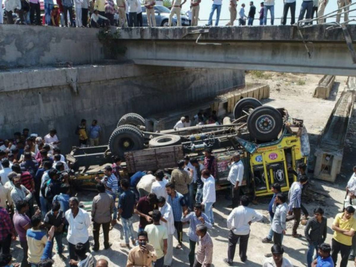 Mueren 30 invitados a boda en un accidente de bus en la India