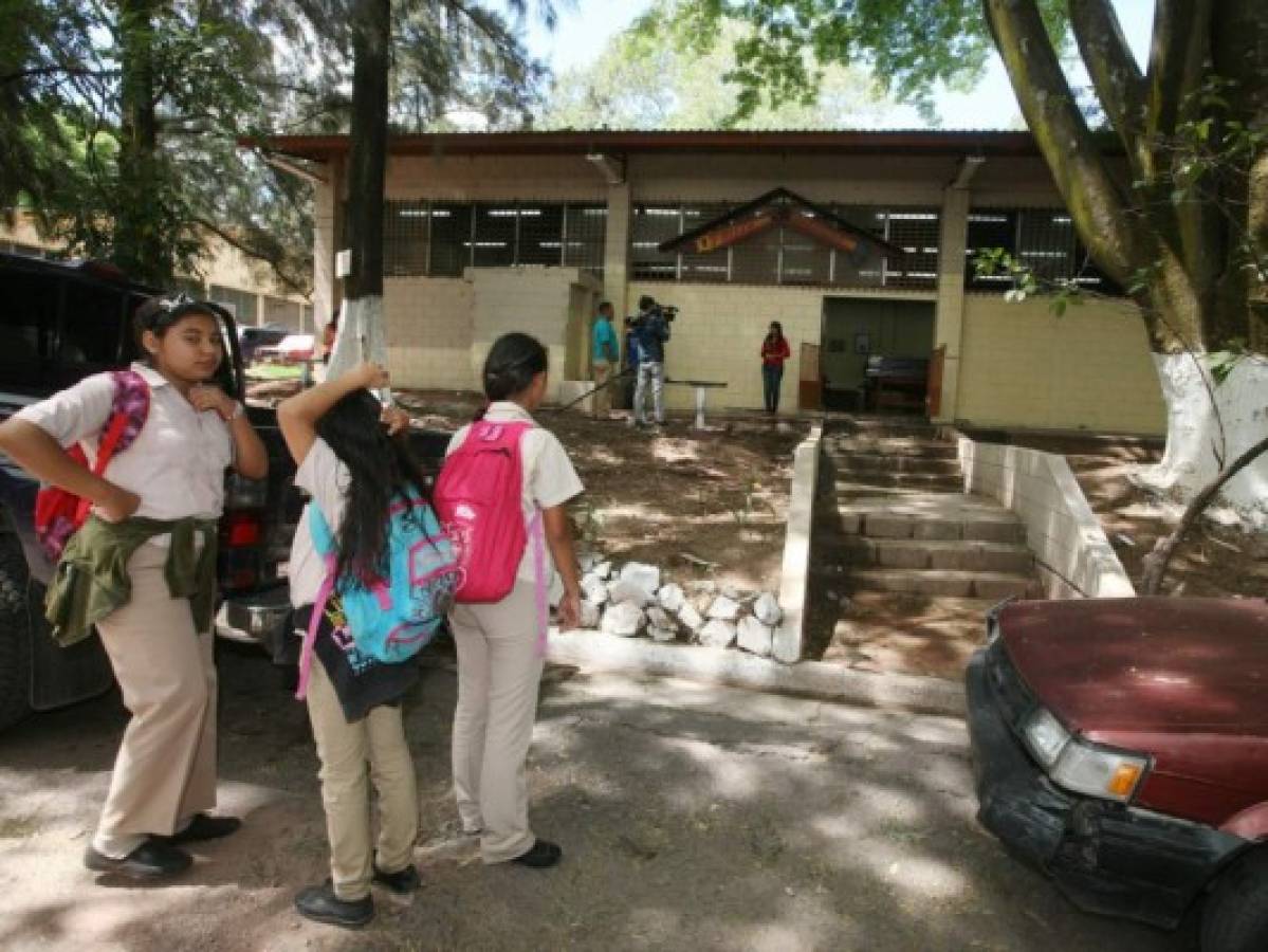 Aguas negras en el Instituto Técnico Honduras afectan a los estudiantes en la capital