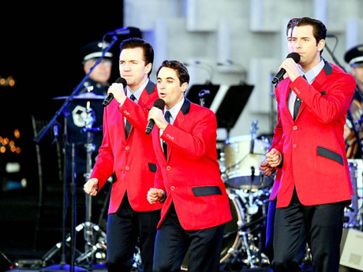 Los Obama iluminan árbol de Navidad