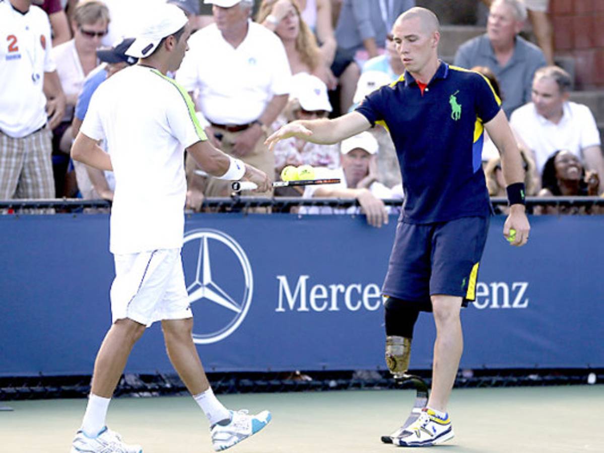 Soldado con prótesis es recogepelotas en US Open