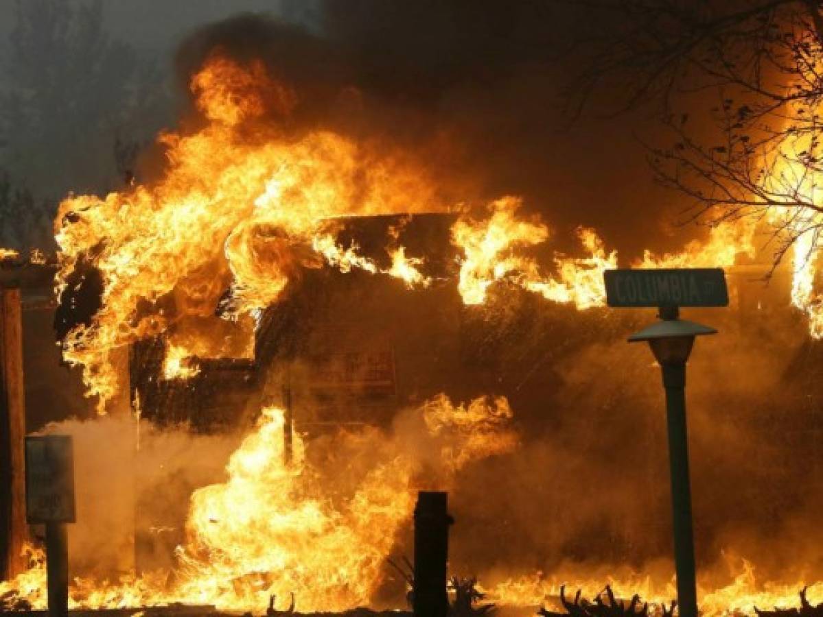 Incendios consumen casas en zona vinícola de California, Estados Unidos
