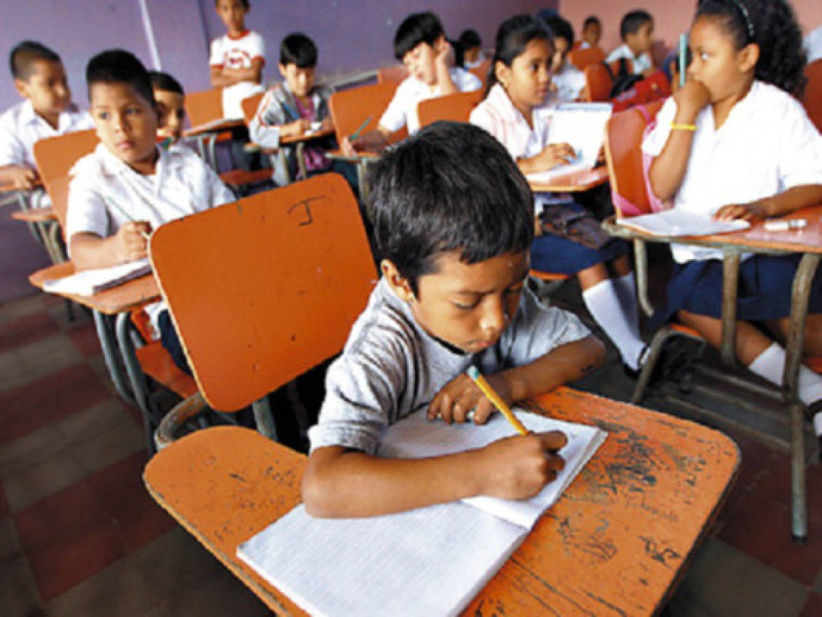 Honduras: Educación elabora 18 reglamentos para Ley Fundamental