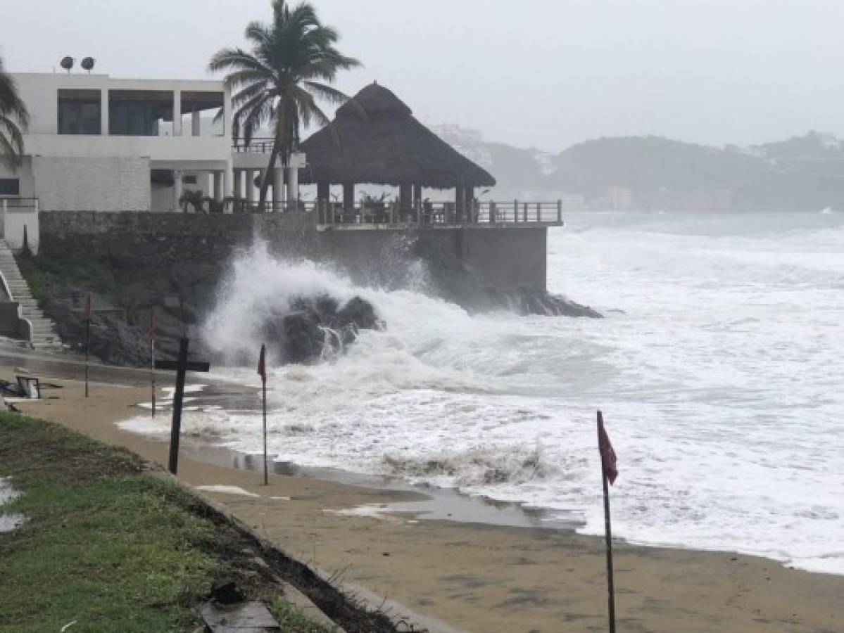 EN VIVO: Huracán Enrique provoca daños materiales al pasar frente a costas mexicanas