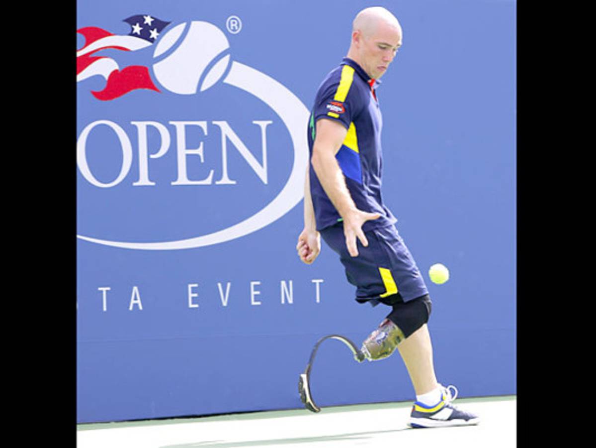 Soldado con prótesis es recogepelotas en US Open